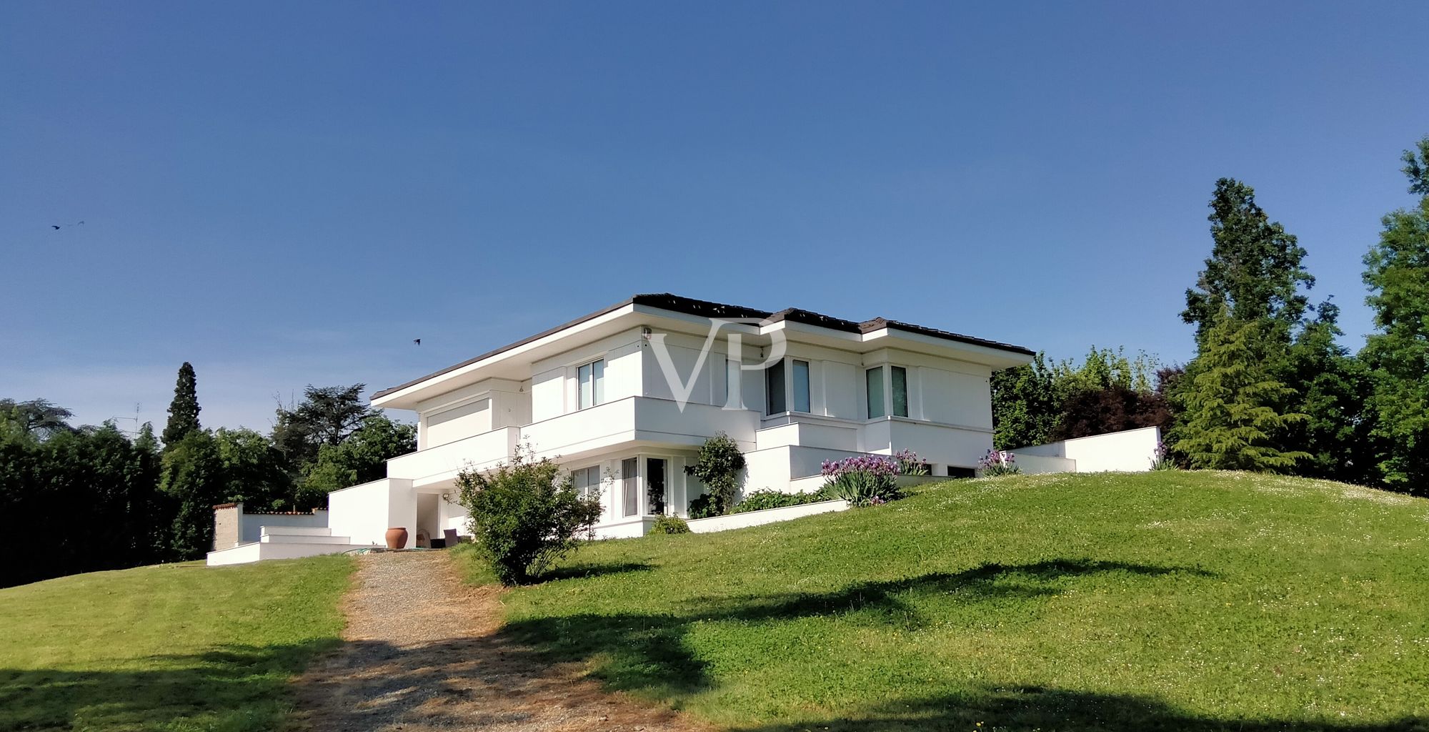 Repräsentative, moderne weiße Villa in den Hügeln