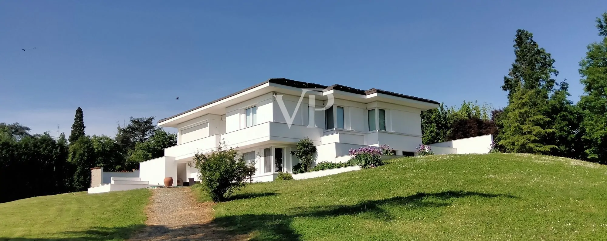 Prestigiosa e moderna Villa bianca in collina