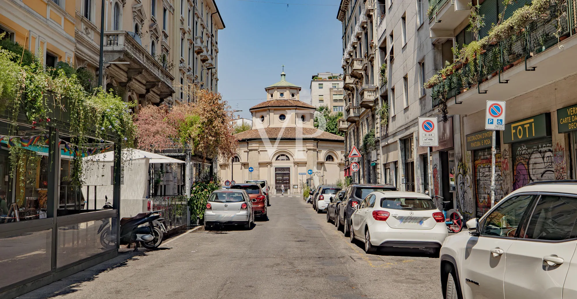 Ingresso al palazzo da via Lecco