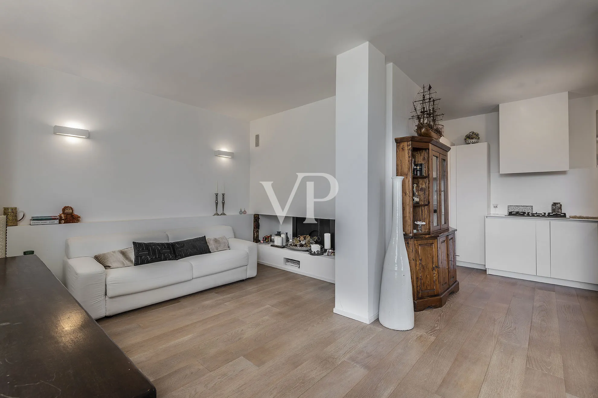 Repräsentative, moderne weiße Villa in den Hügeln