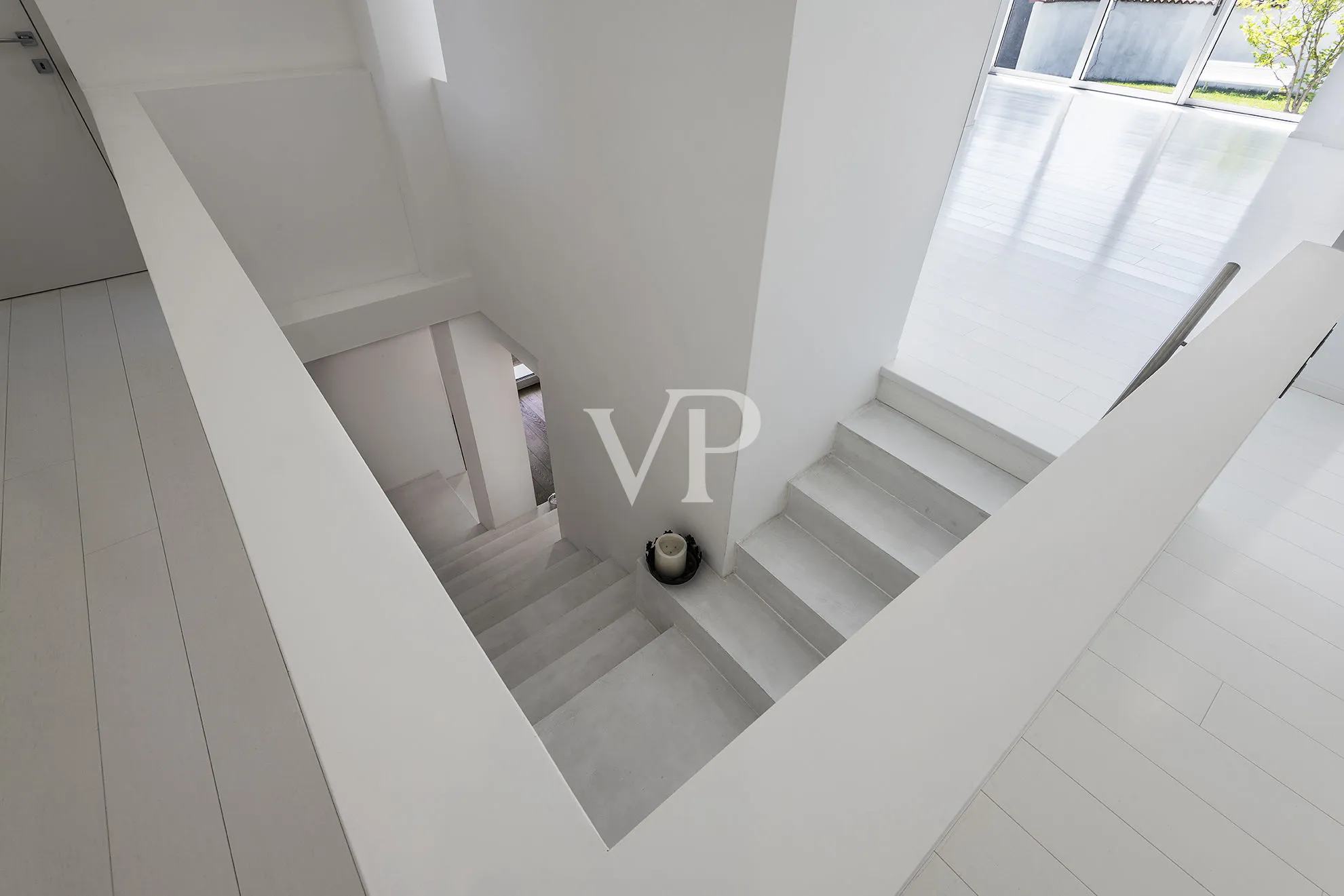 Repräsentative, moderne weiße Villa in den Hügeln