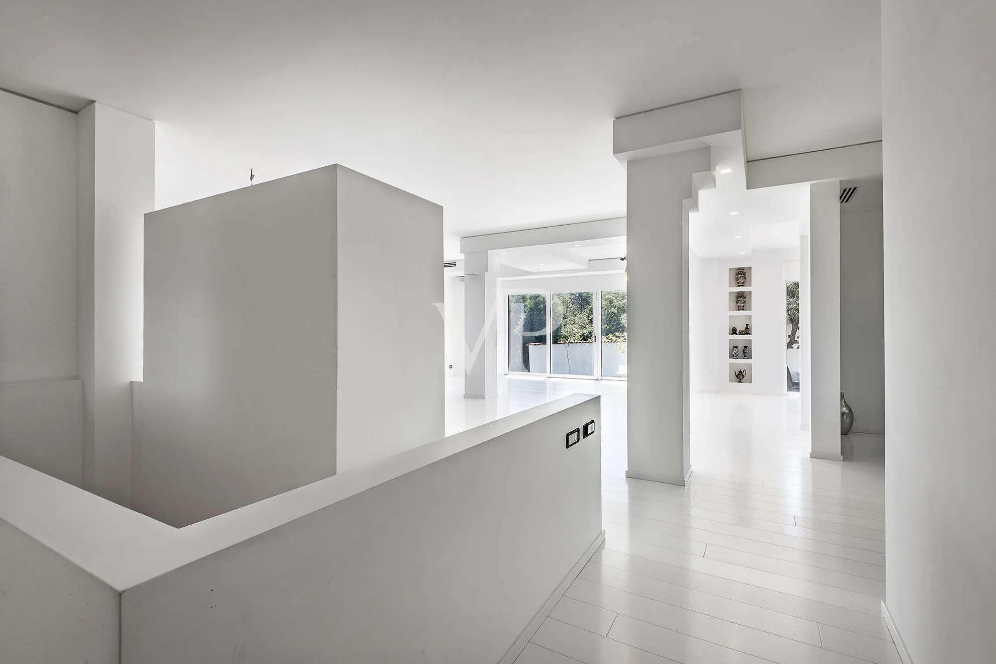 Repräsentative, moderne weiße Villa in den Hügeln