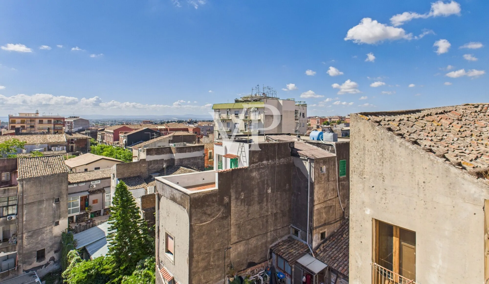 Entire building in strategic location to be renovated