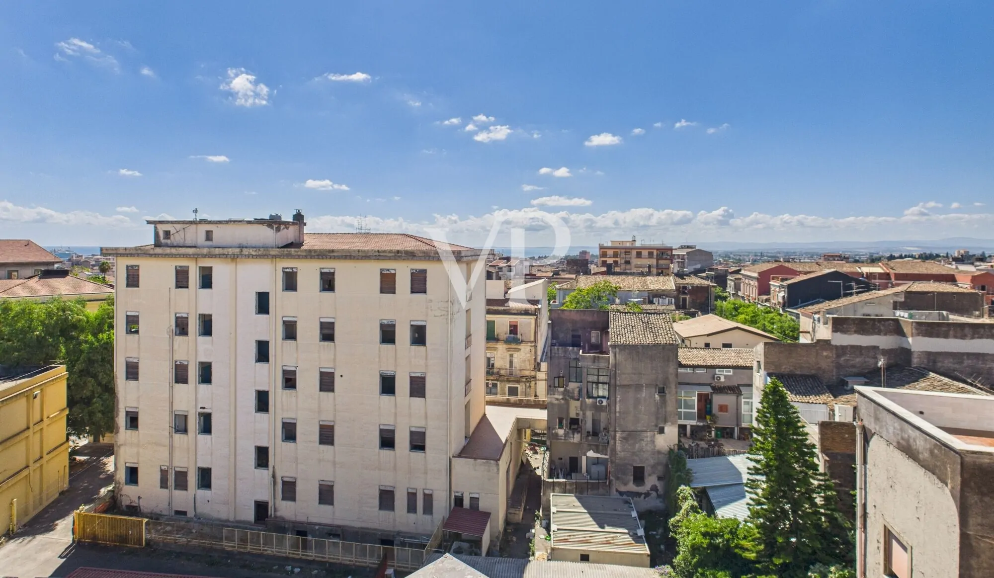 Entire building in strategic location to be renovated