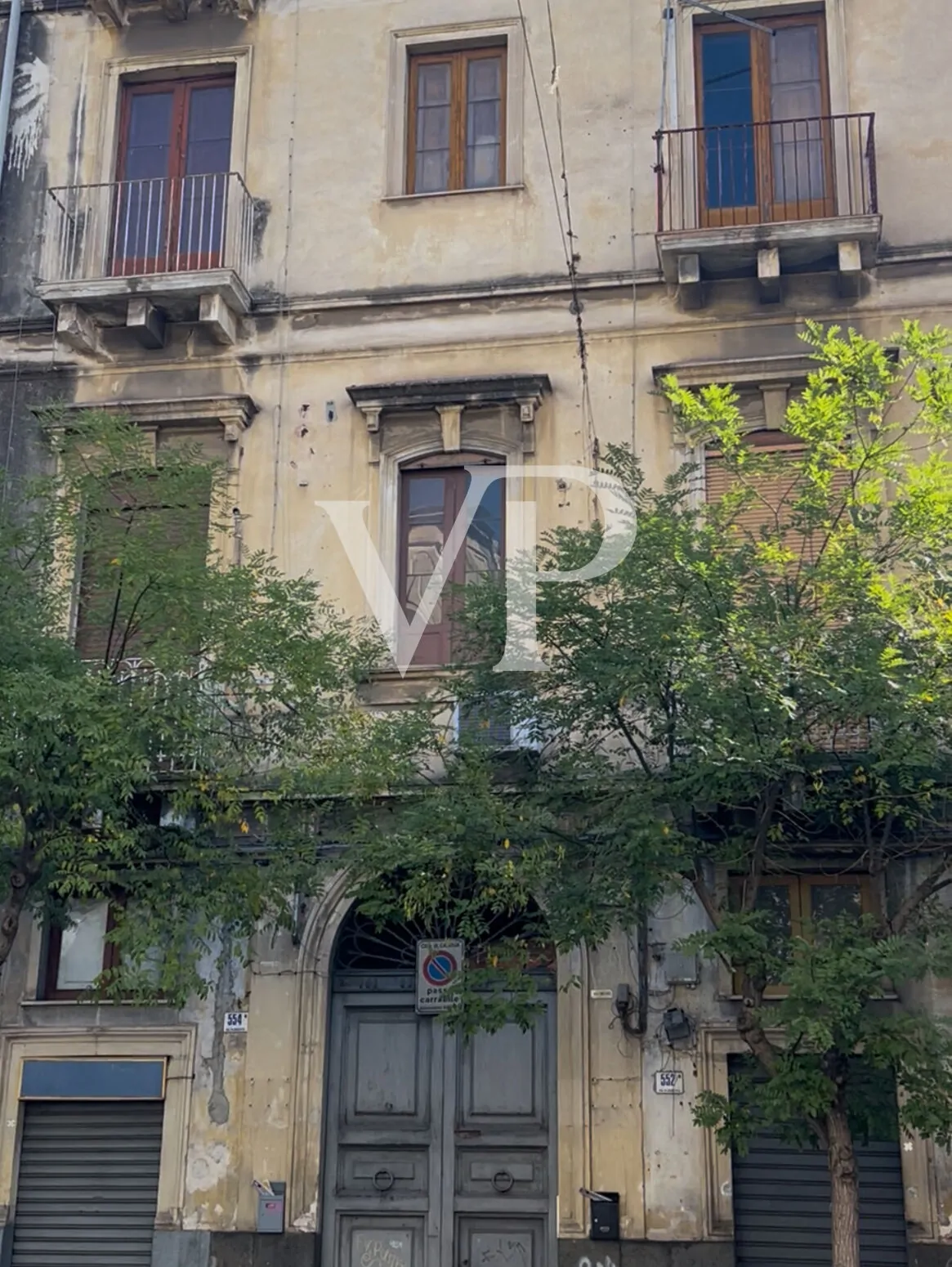 Entire building in strategic location to be renovated