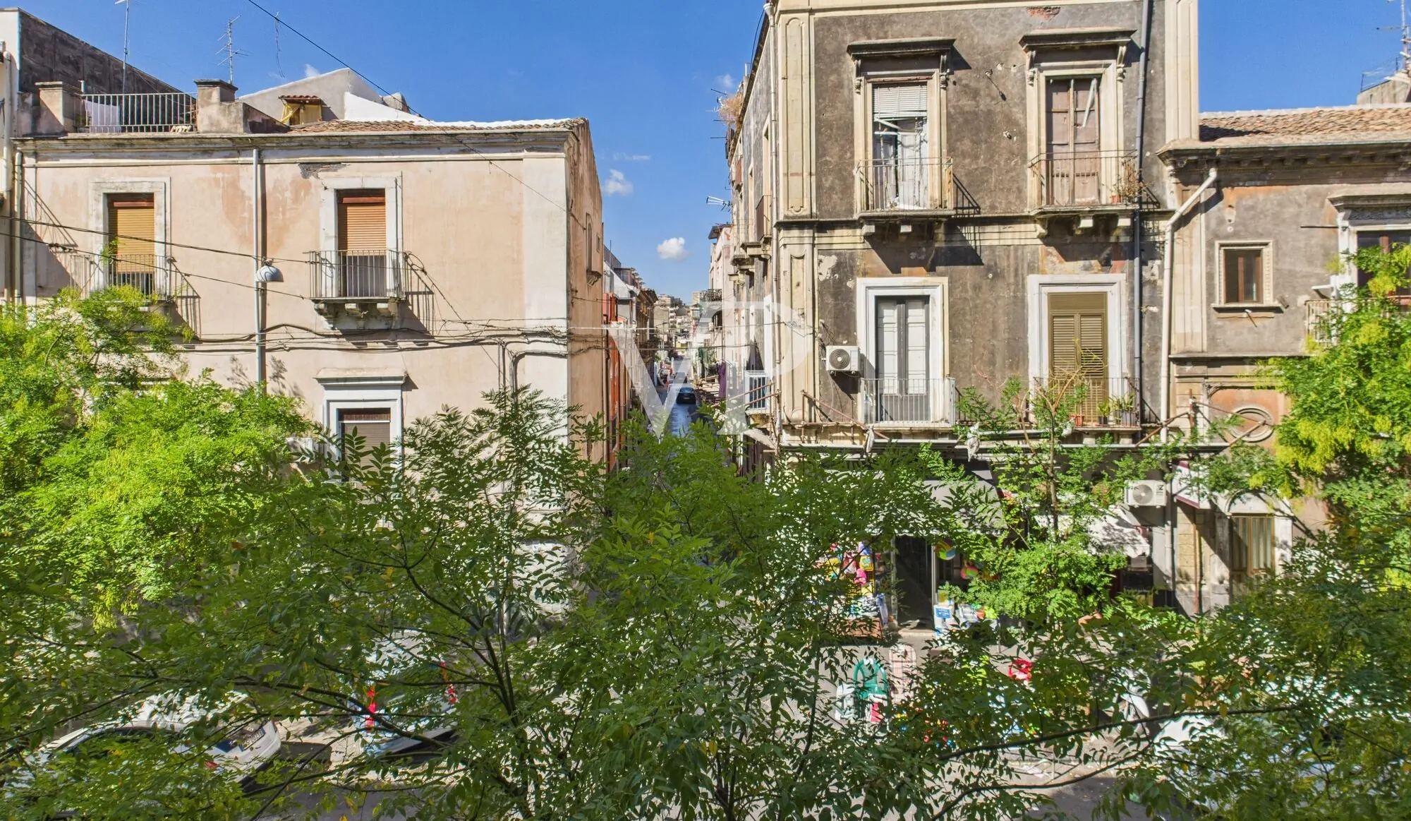 Entire building in strategic location to be renovated