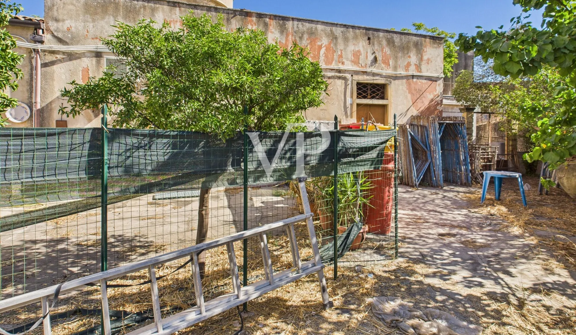 Entire building in strategic location to be renovated