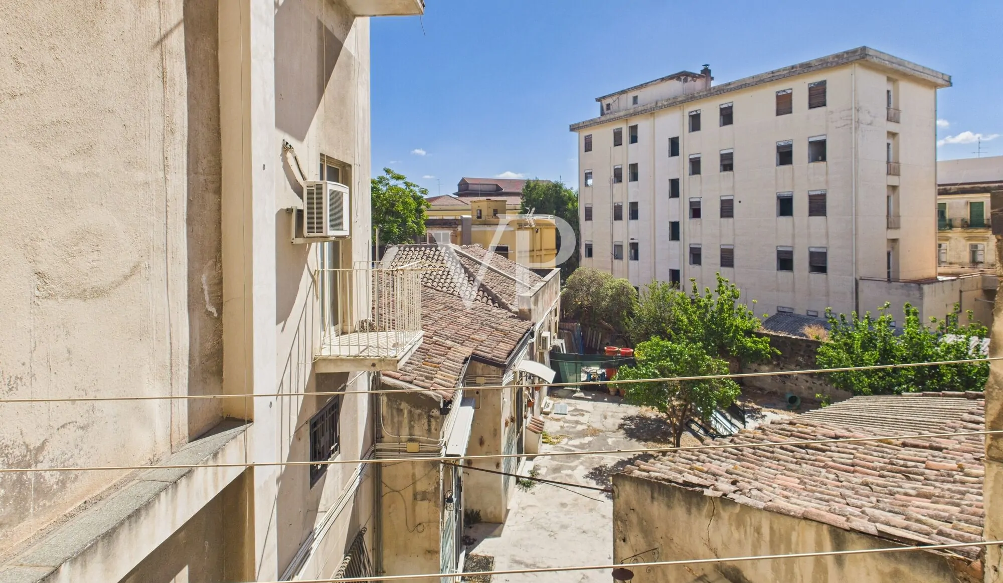 Entire building in strategic location to be renovated