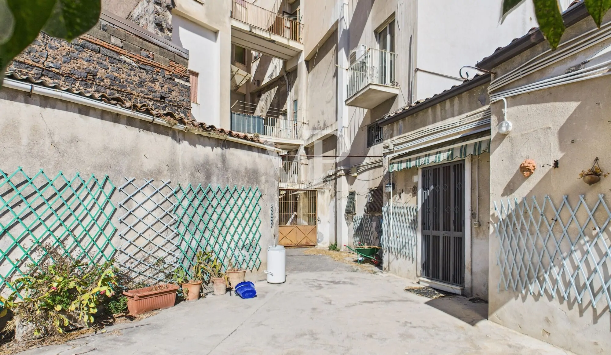 Entire building in strategic location to be renovated