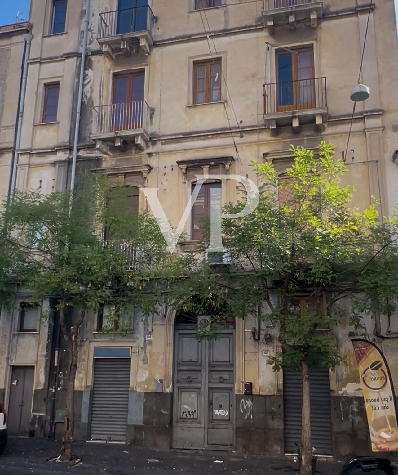 Entire building in strategic location to be renovated