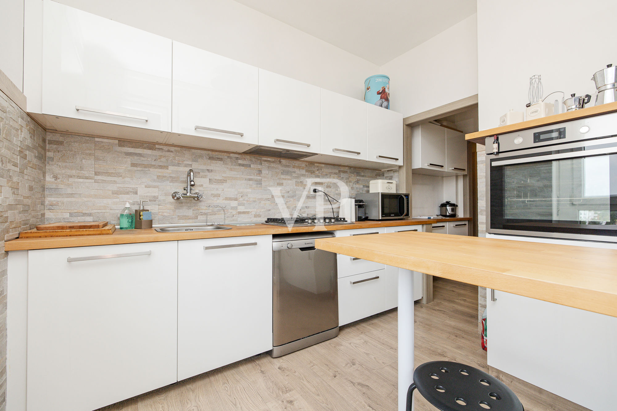 Elegante Vier-Zimmer-Panoramawohnung mit dreifacher Ausrichtung