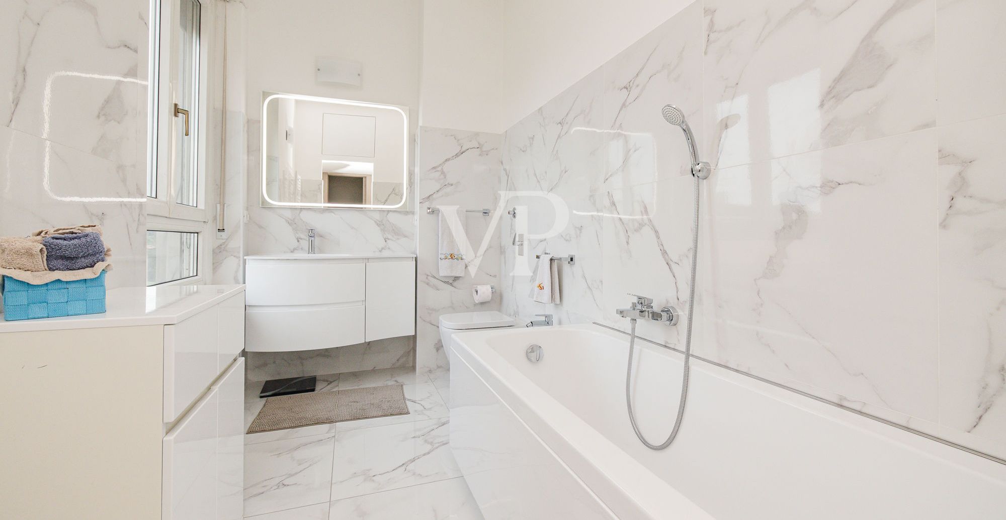 Elegantes renoviertes 150qm Panorama-Penthouse mit dreifacher Ausrichtung in der Via Civenna