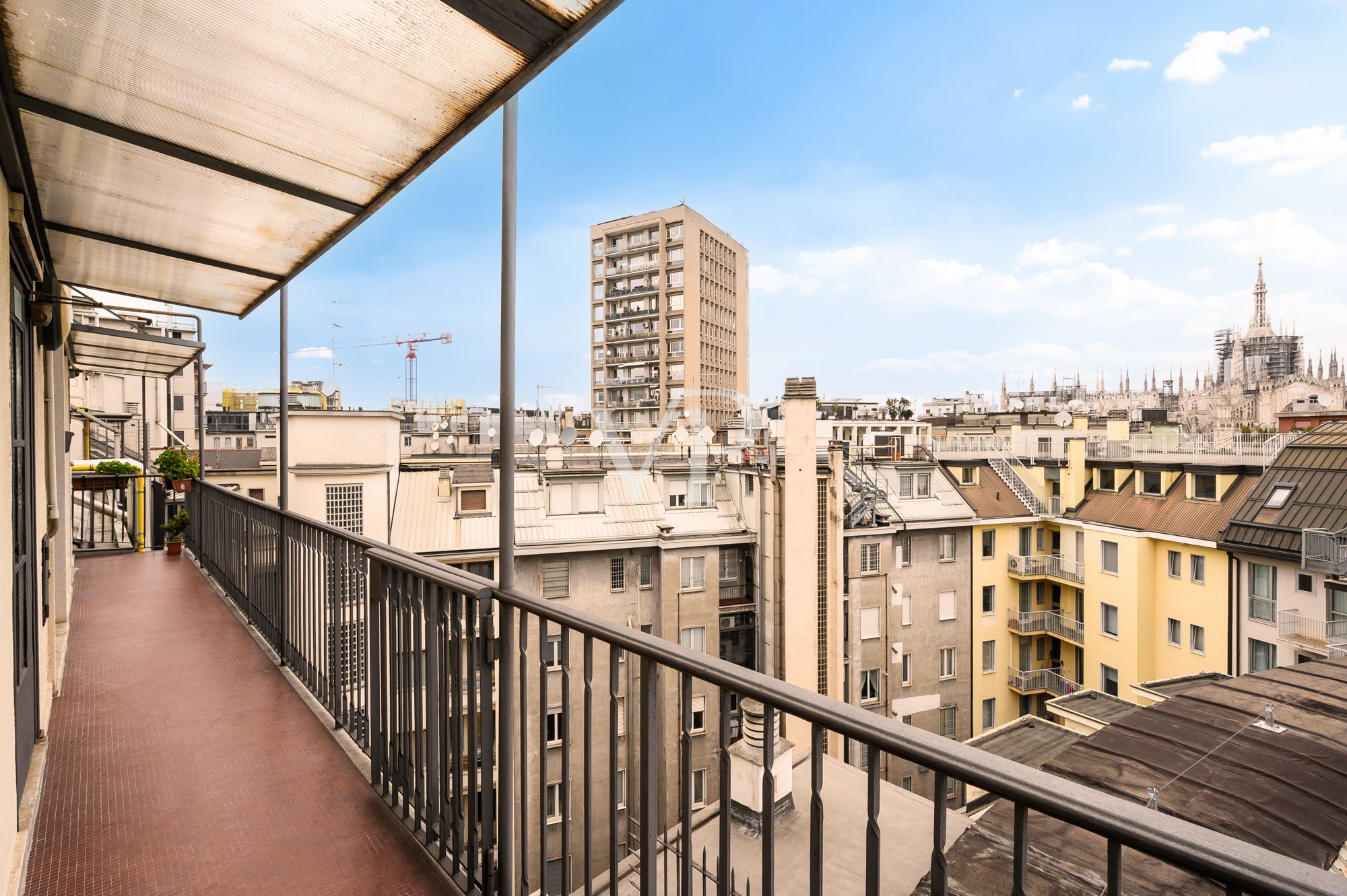 Repräsentatives Panoramabüro mit Terrassen und Blick auf die Kathedrale