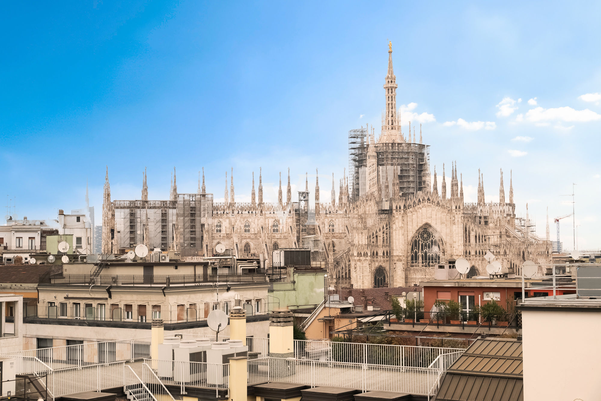 Repräsentatives Panoramabüro mit Terrassen und Blick auf die Kathedrale