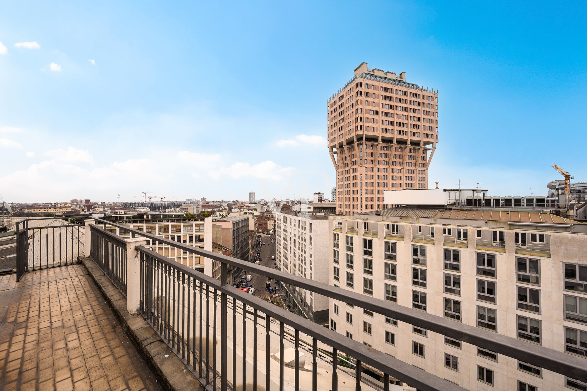 Repräsentatives Panoramabüro mit Terrassen und Blick auf die Kathedrale