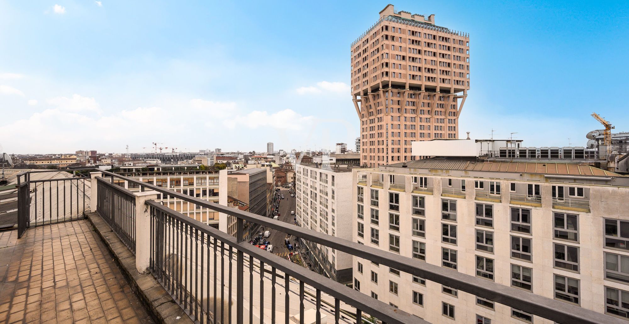 Repräsentatives Panoramabüro mit Terrassen und Blick auf die Kathedrale