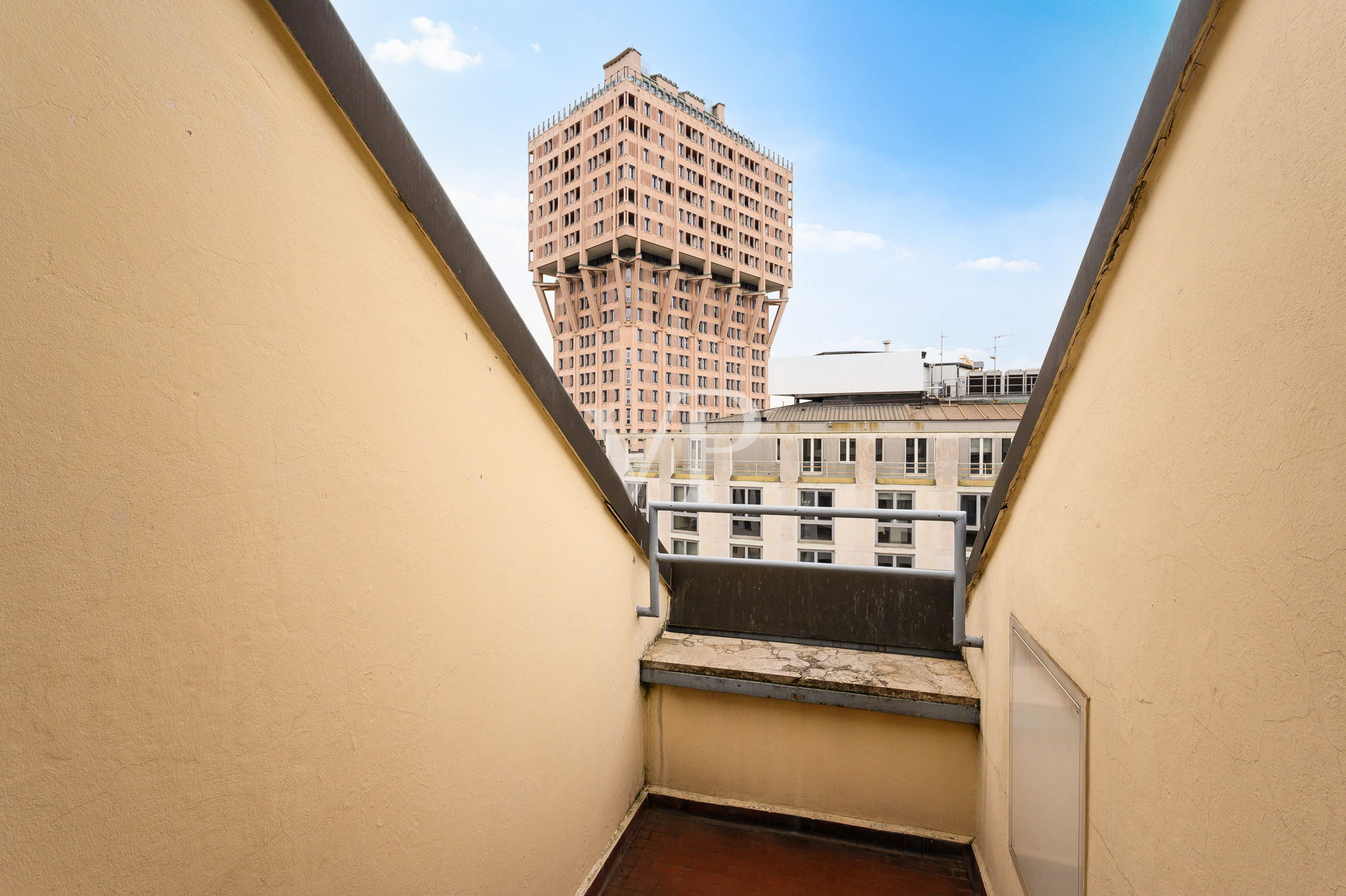 Repräsentatives Panoramabüro mit Terrassen und Blick auf die Kathedrale