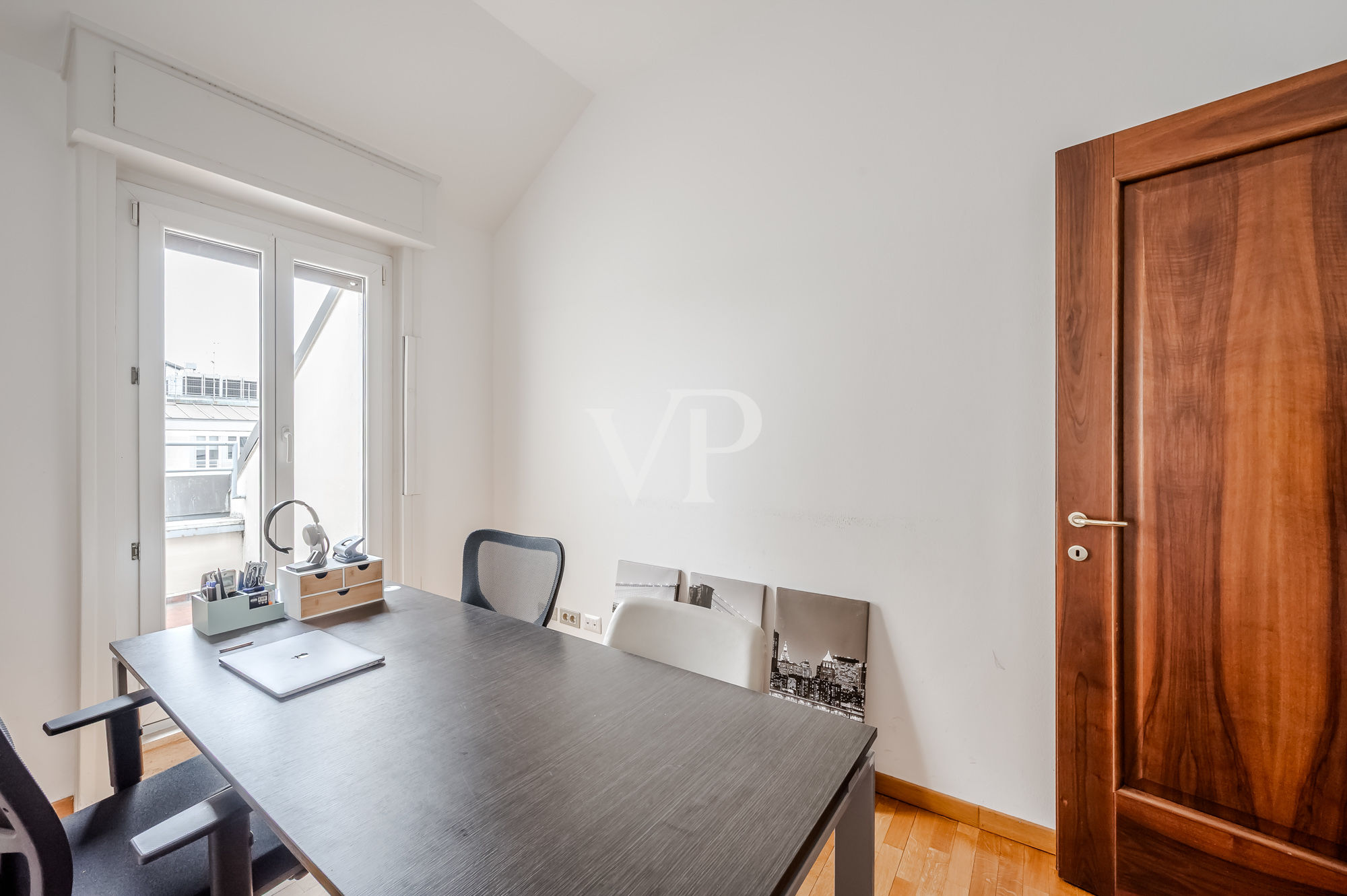 Repräsentatives Panoramabüro mit Terrassen und Blick auf die Kathedrale