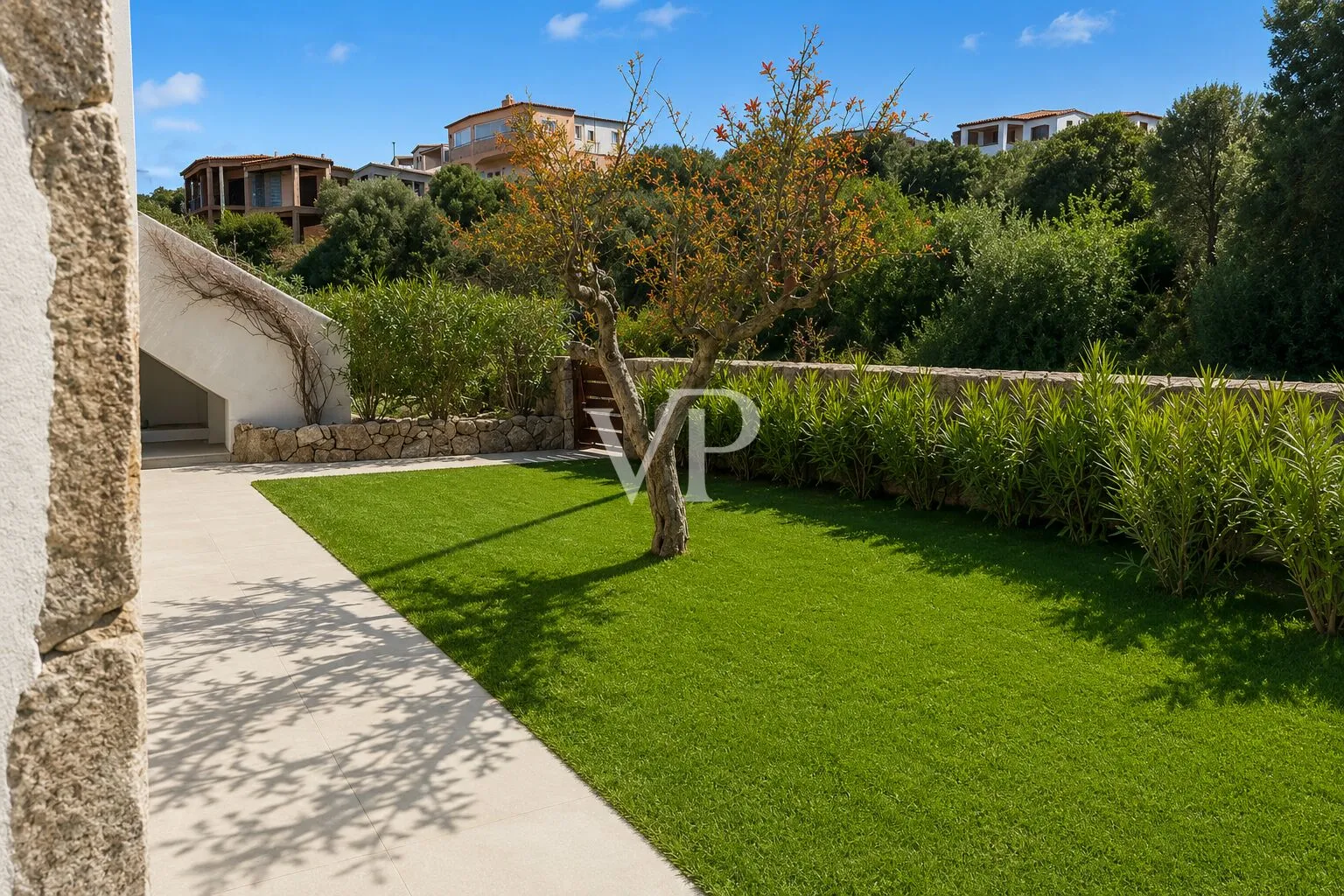 Prestigious townhouse with pool