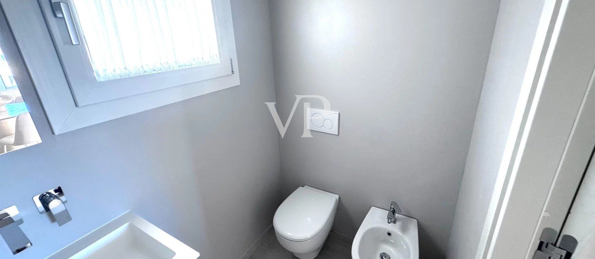 Appartement finement meublé sur deux niveaux avec piscine