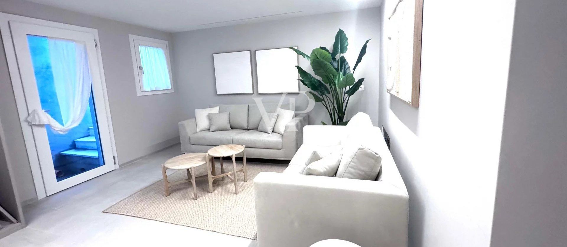 Appartement finement meublé sur deux niveaux avec piscine