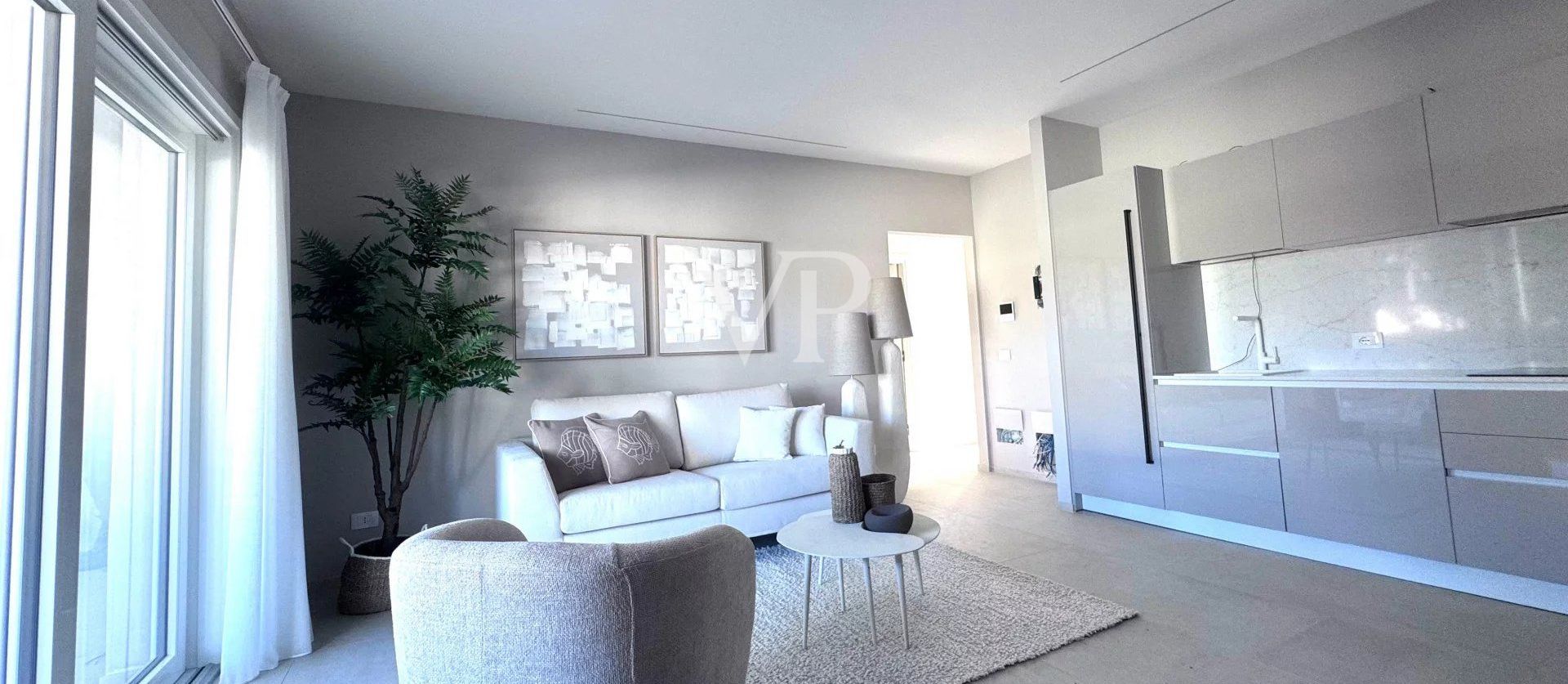 Appartement finement meublé sur deux niveaux avec piscine