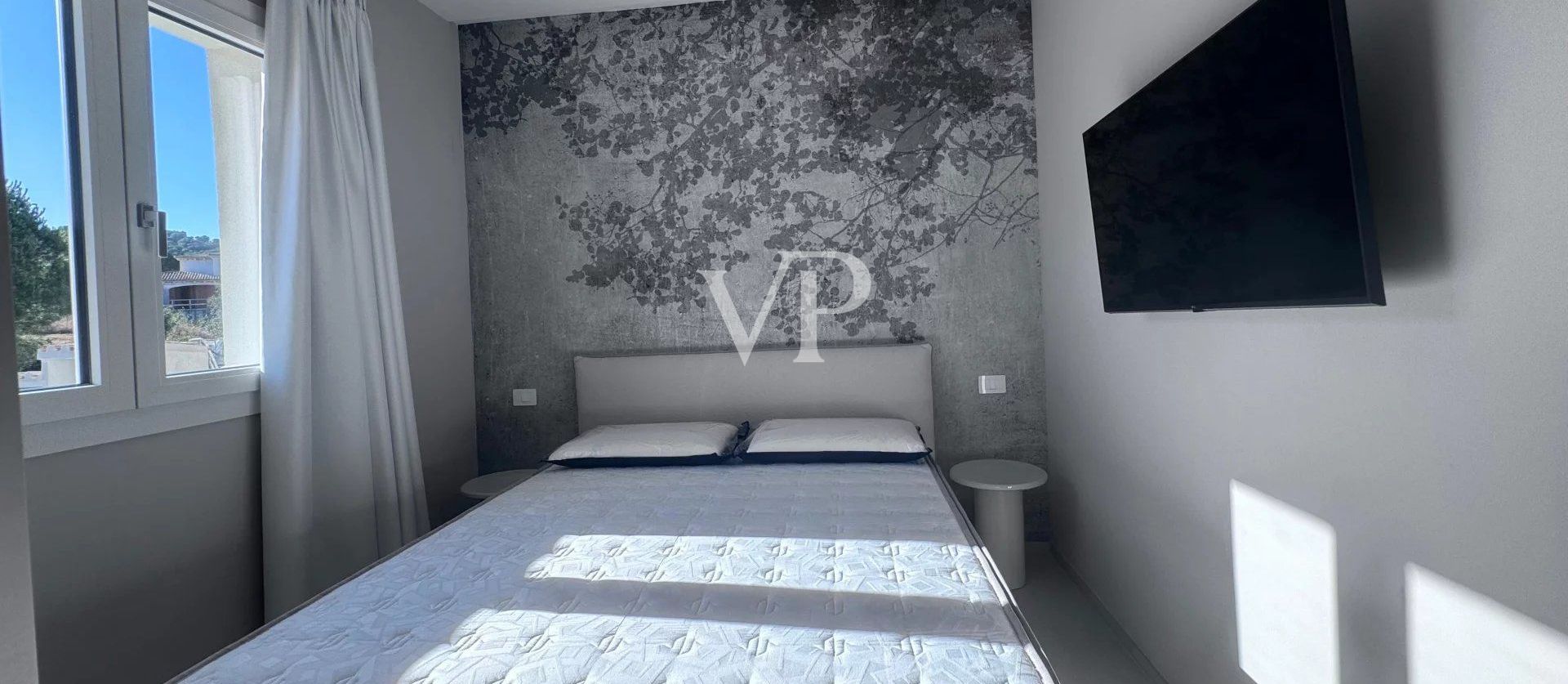 Appartement finement meublé sur deux niveaux avec piscine