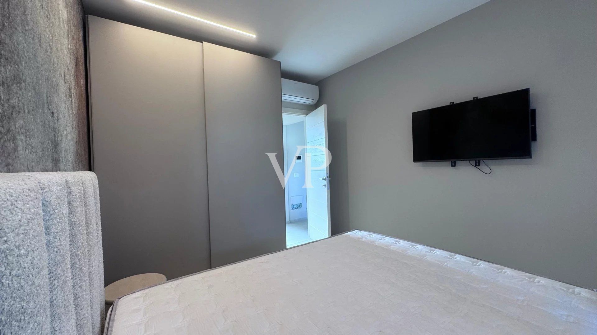 Fein eingerichtete Wohnung auf zwei Ebenen mit Schwimmbad