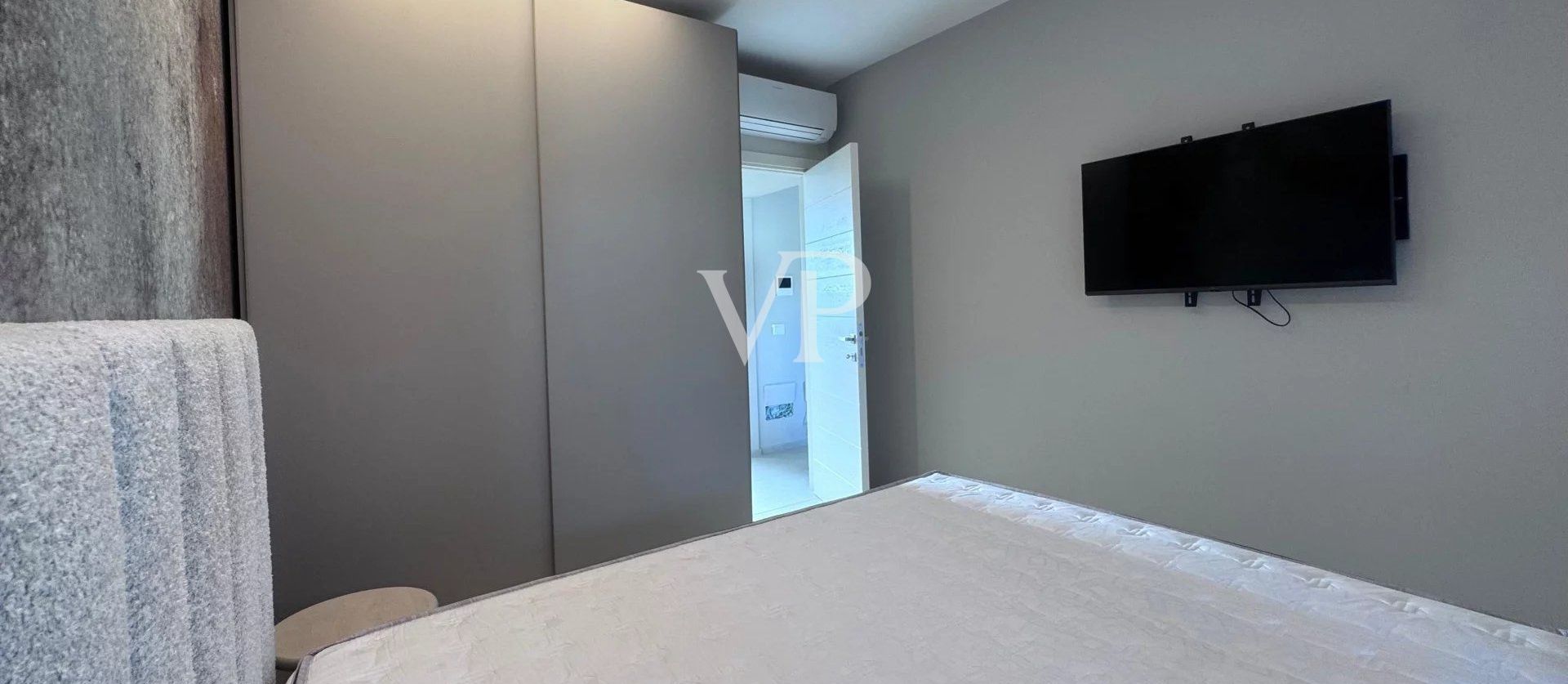 Appartement finement meublé sur deux niveaux avec piscine