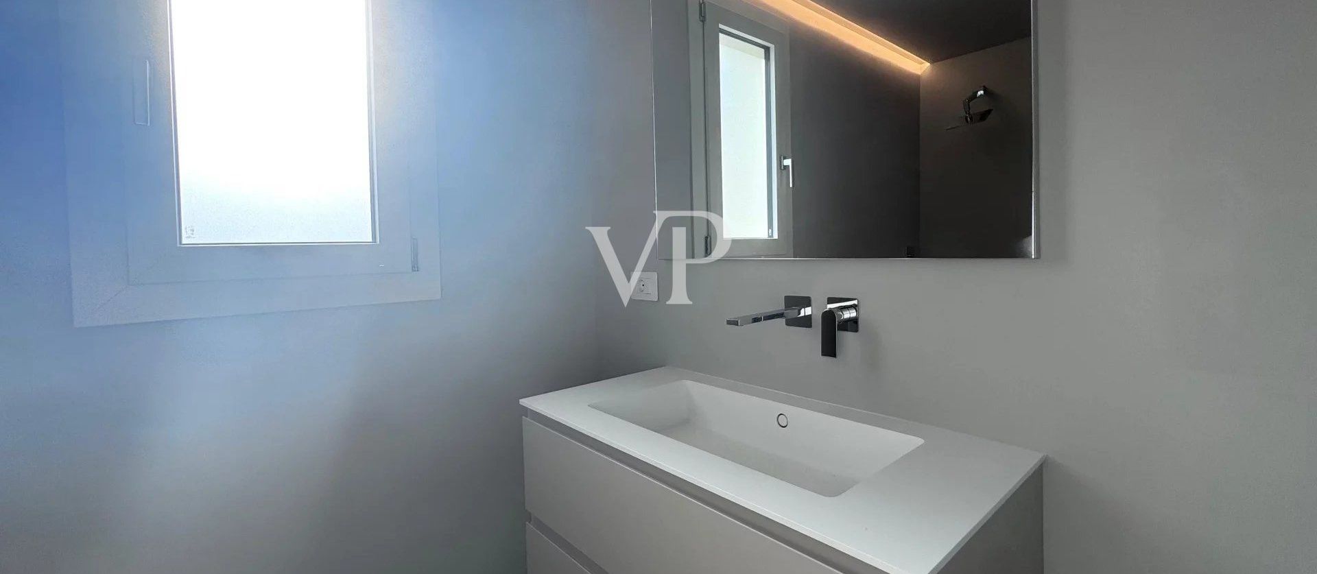 Appartement finement meublé sur deux niveaux avec piscine