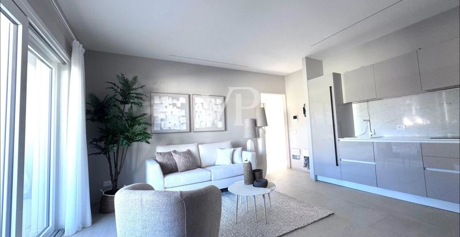 Appartement finement meublé sur deux niveaux avec piscine
