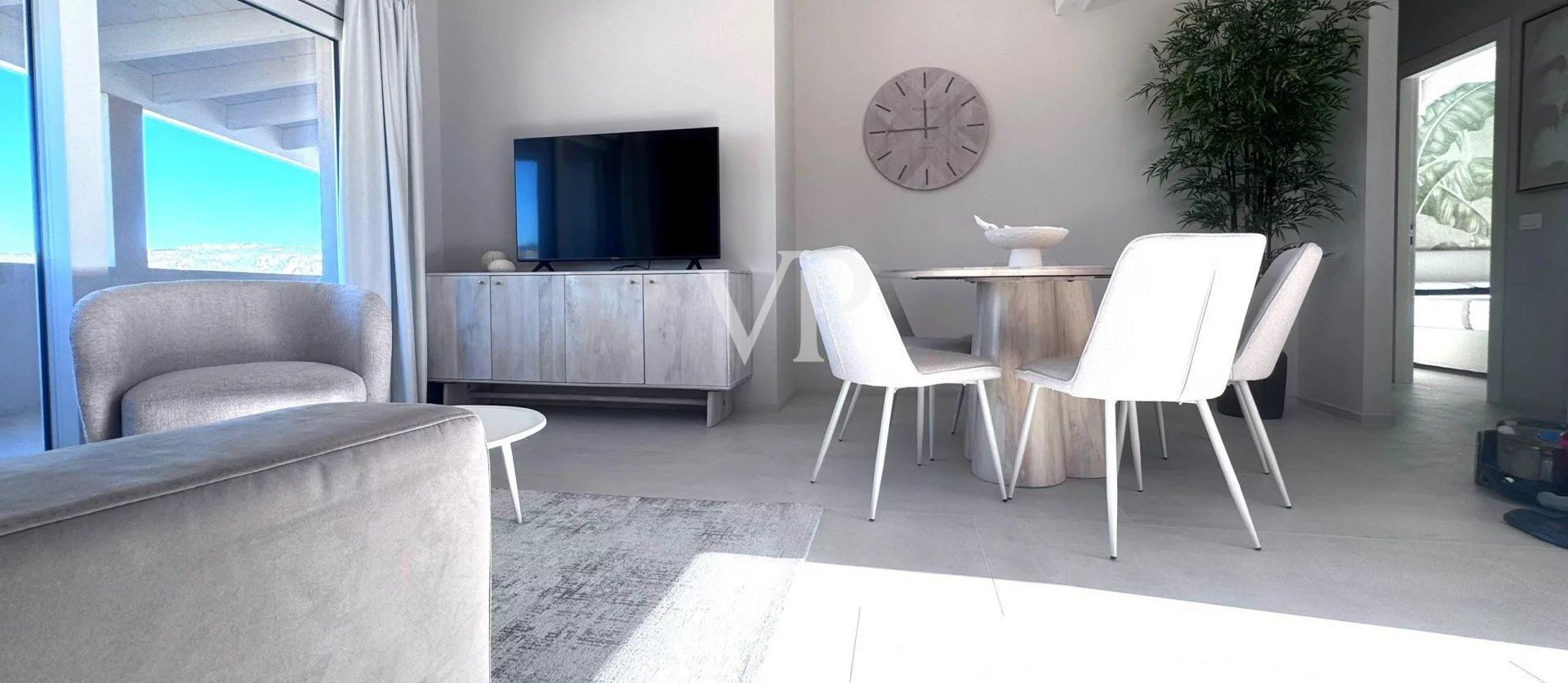 Elegante piso con vistas al mar y amplia terraza