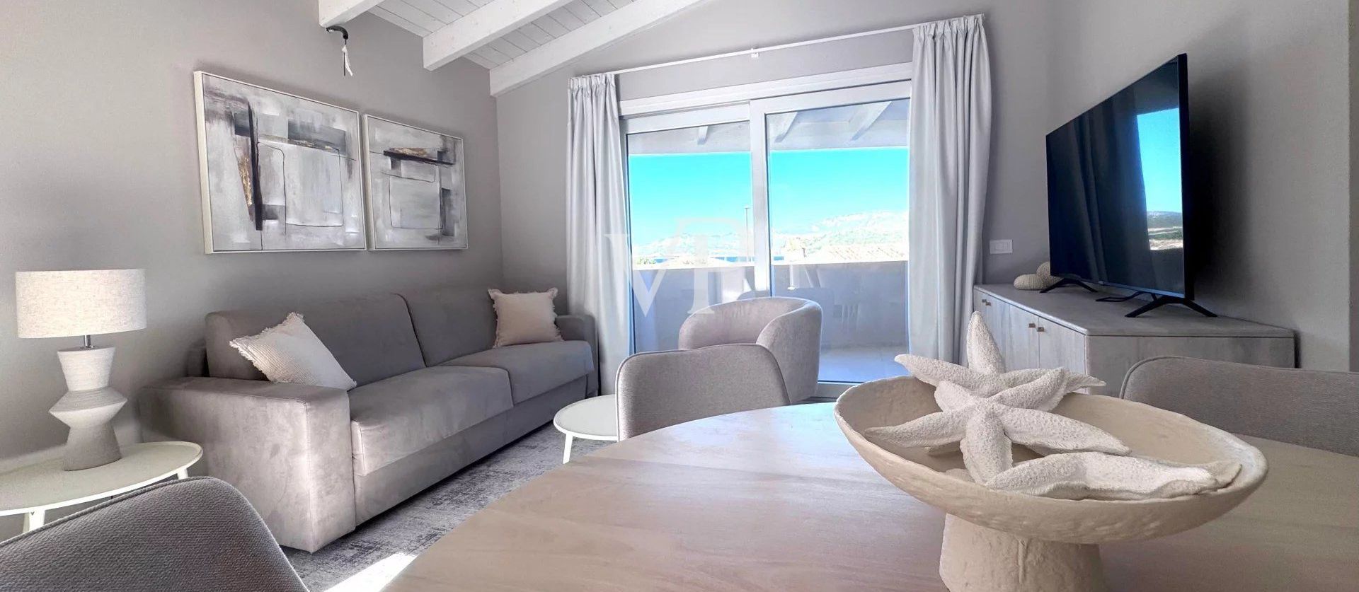 Elegante piso con vistas al mar y amplia terraza