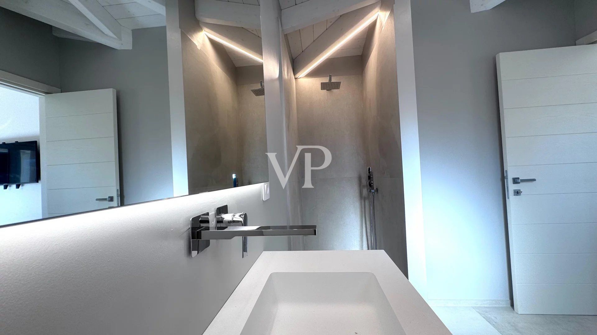 Prestigeträchtiges Penthouse mit atemberaubender Terrasse mit Meerblick