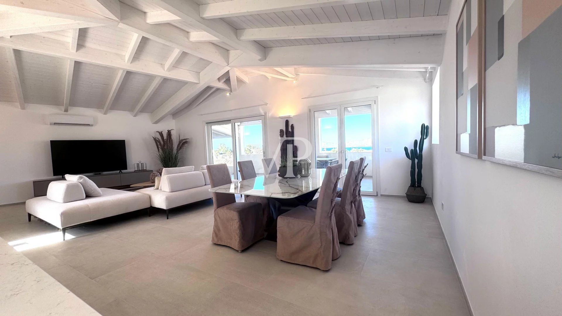 Prestigeträchtiges Penthouse mit atemberaubender Terrasse mit Meerblick