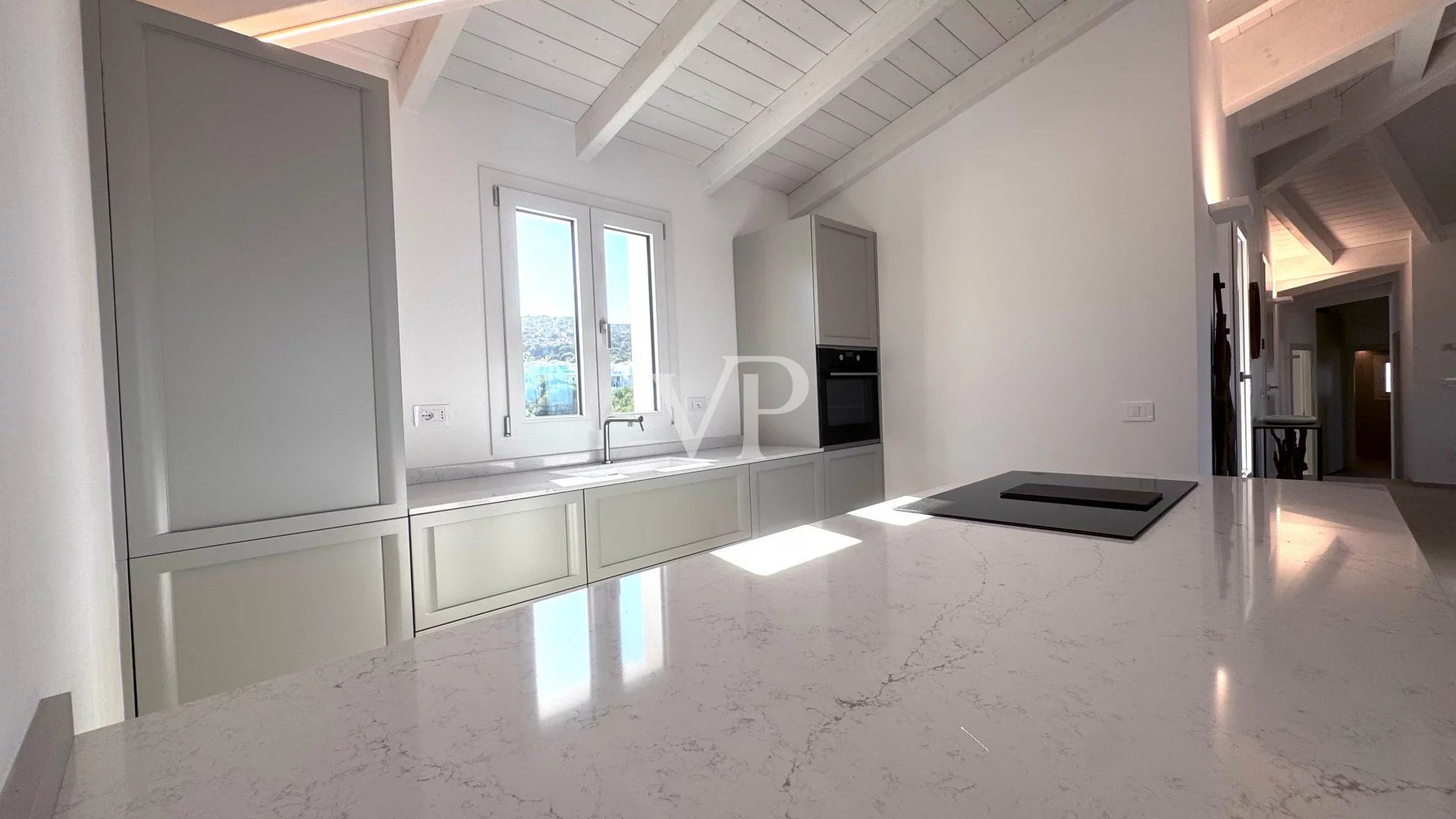 Prestigeträchtiges Penthouse mit atemberaubender Terrasse mit Meerblick