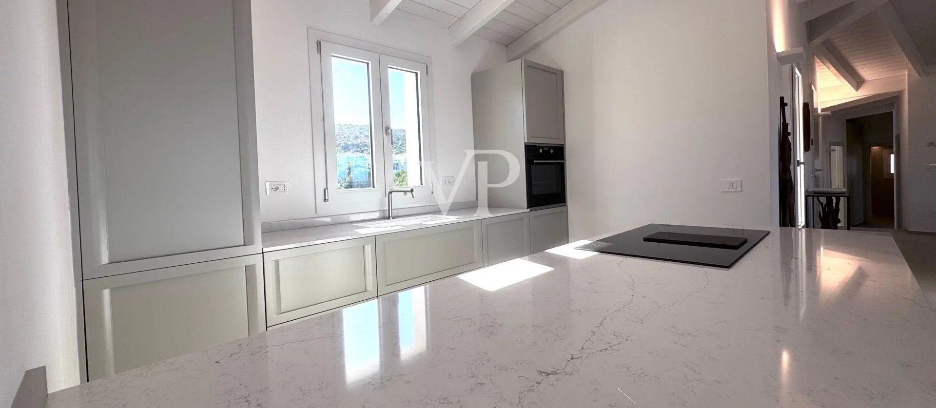 Prestigeträchtiges Penthouse mit atemberaubender Terrasse mit Meerblick