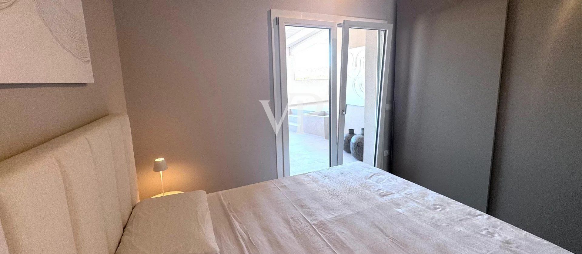 Prestigeträchtiges Penthouse mit atemberaubender Terrasse mit Meerblick