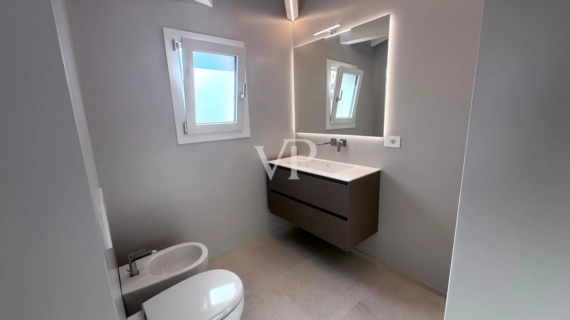 Prestigeträchtiges Penthouse mit atemberaubender Terrasse mit Meerblick