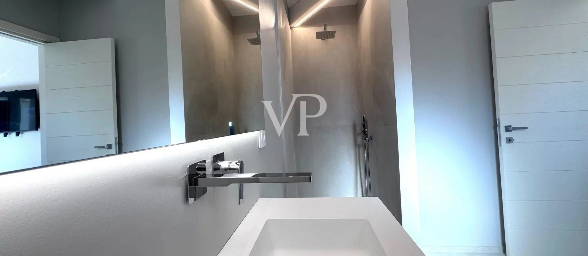 Prestigeträchtiges Penthouse mit atemberaubender Terrasse mit Meerblick