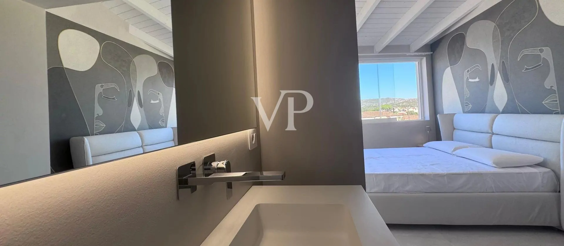 Prestigeträchtiges Penthouse mit atemberaubender Terrasse mit Meerblick