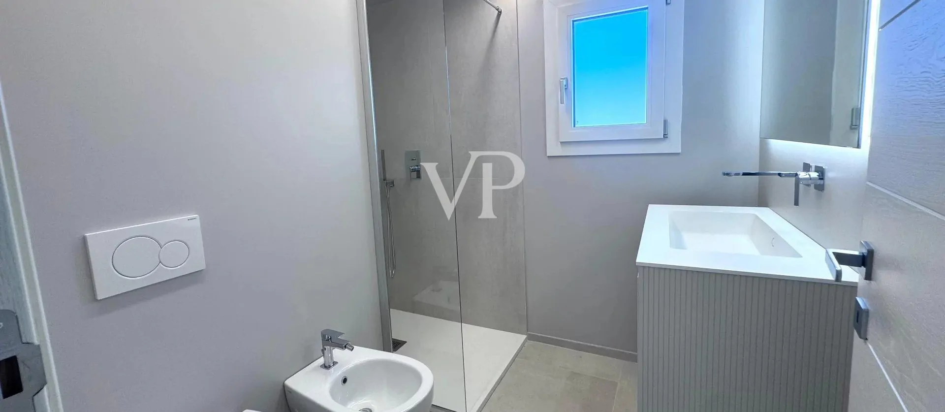 Prestigeträchtiges Penthouse mit atemberaubender Terrasse mit Meerblick