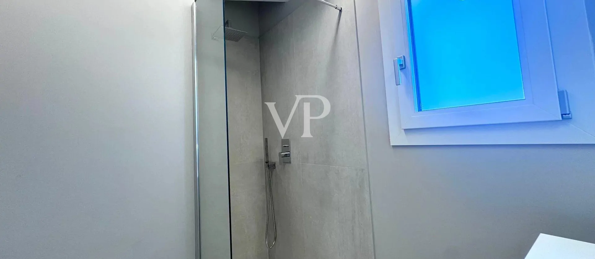 Prestigeträchtiges Penthouse mit atemberaubender Terrasse mit Meerblick