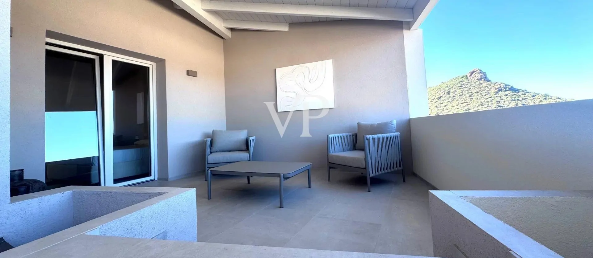 Prestigeträchtiges Penthouse mit atemberaubender Terrasse mit Meerblick