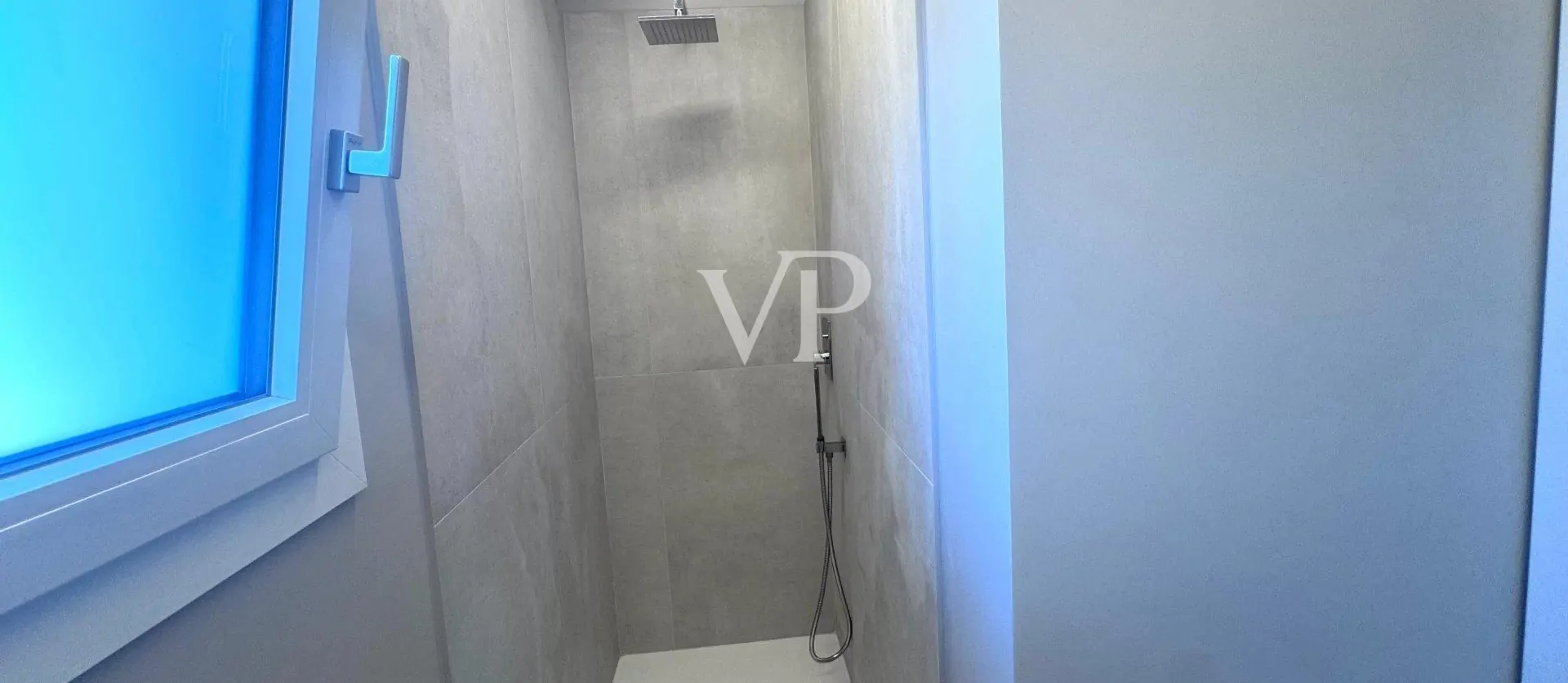 Prestigeträchtiges Penthouse mit atemberaubender Terrasse mit Meerblick