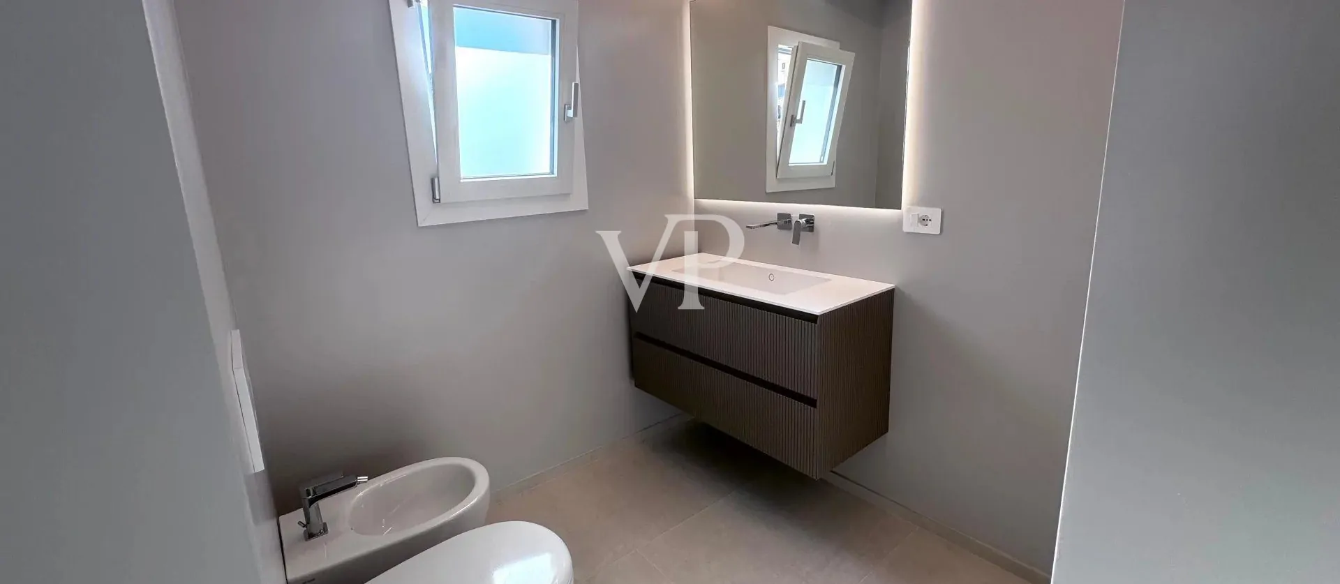 Prestigeträchtiges Penthouse mit atemberaubender Terrasse mit Meerblick