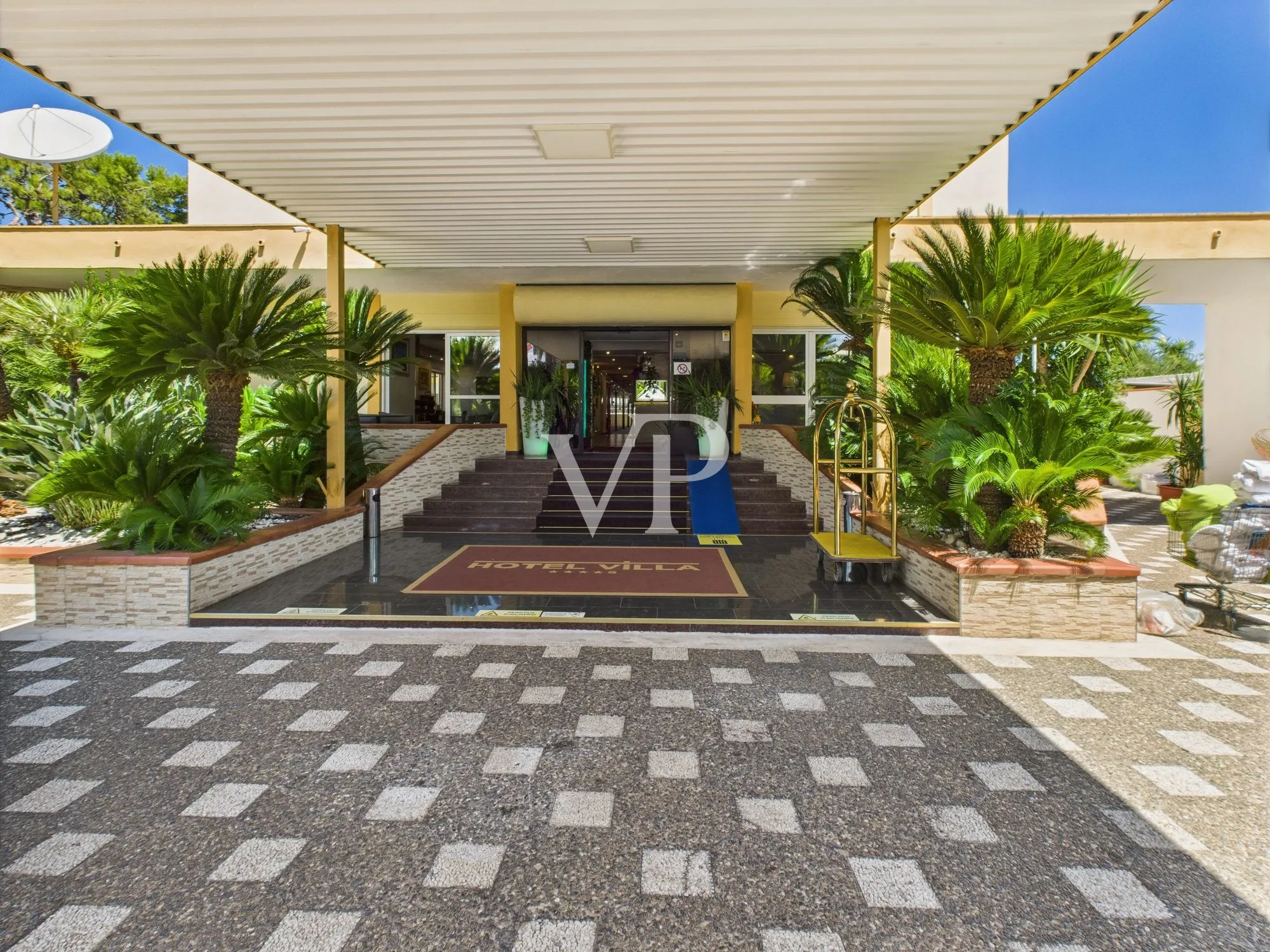 Aktivhotel mit Schwimmbad und tropischem Garten
