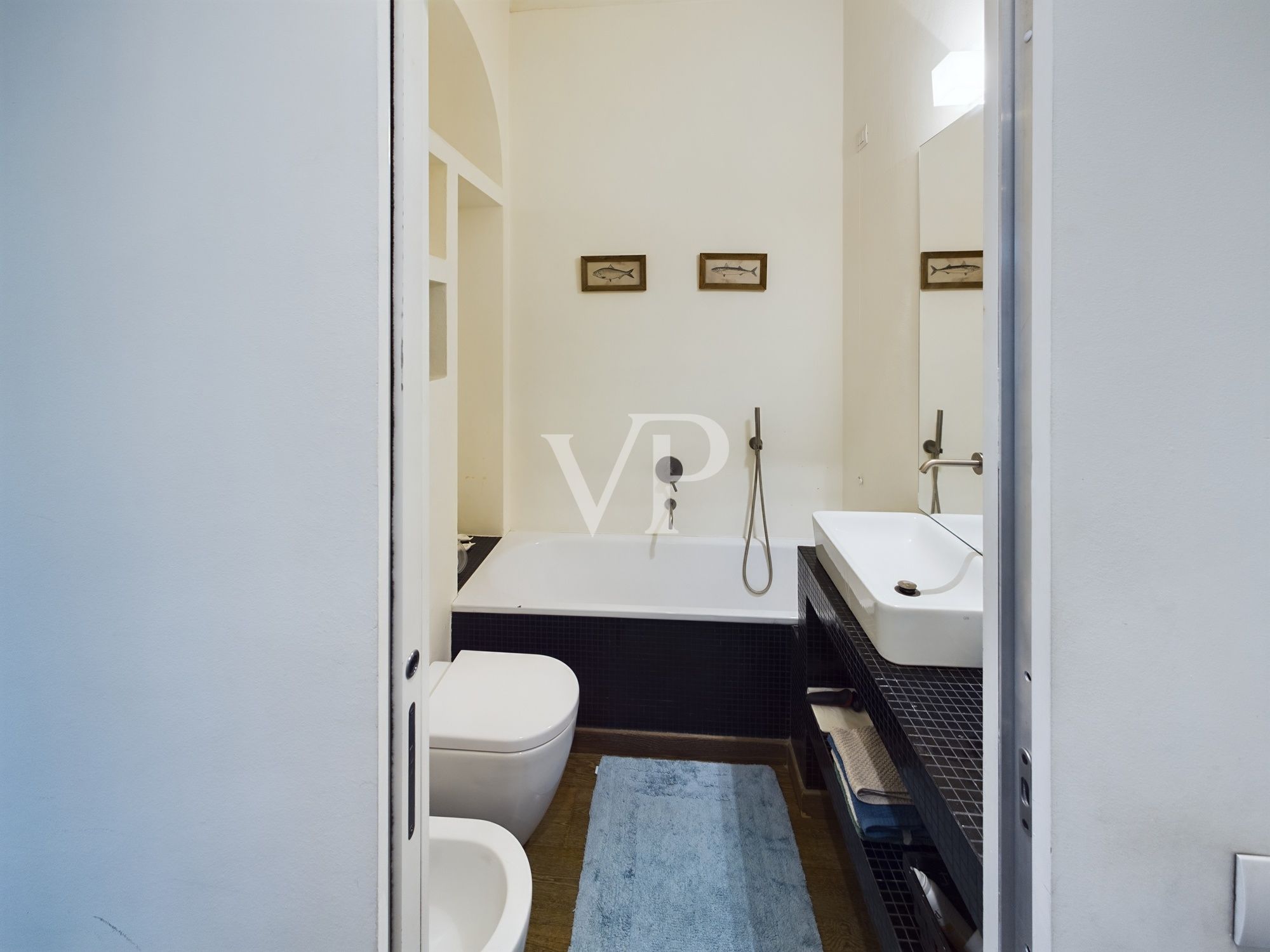 Renovierte Dreizimmerwohnung, zwei Bäder, frei ab November