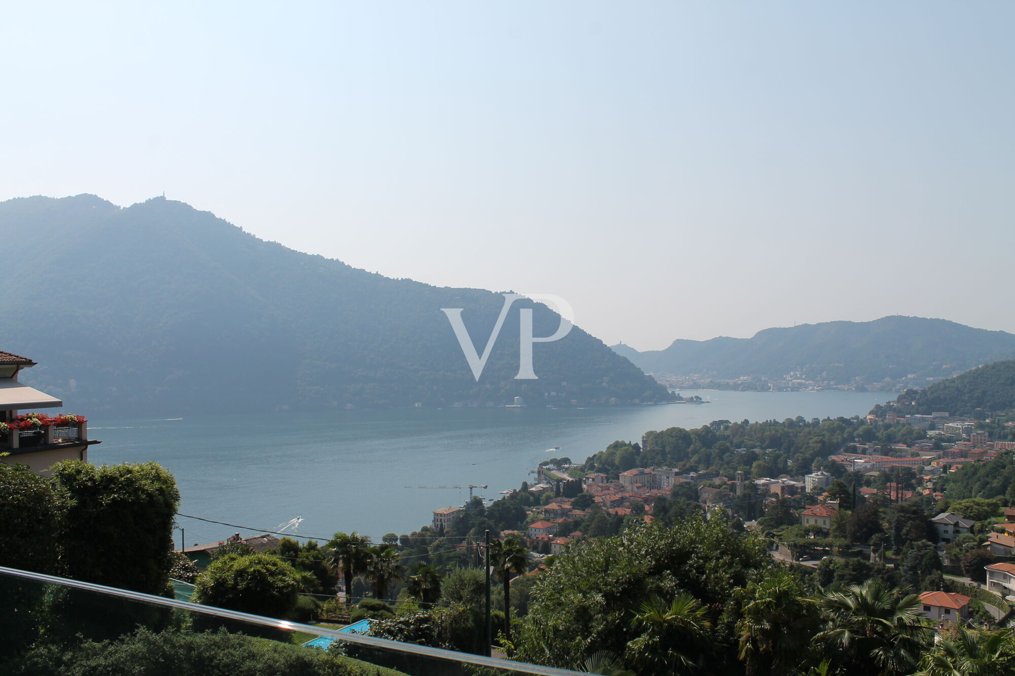 Moderne Villa mit Schwimmbad und herrlichem Blick auf den Comer See