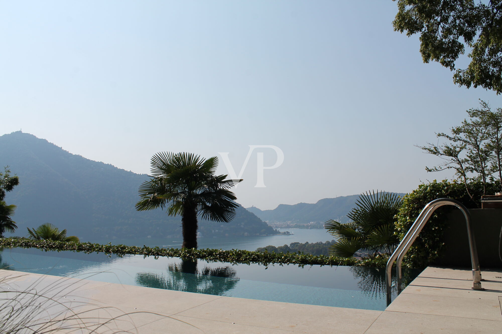 Moderne Villa mit Schwimmbad und herrlichem Blick auf den Comer See